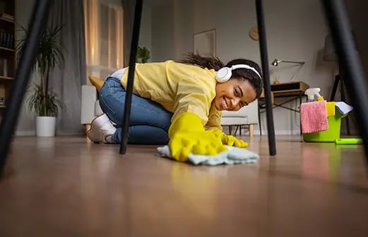 Huishoudelijke hulp schoonmaken vloer koptelefoon