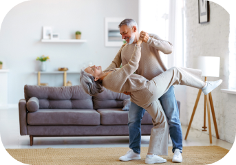 H_mildelbaar paar dansen in huiskamer 1