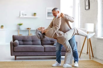 Gelukkig paar danst in woonkamer