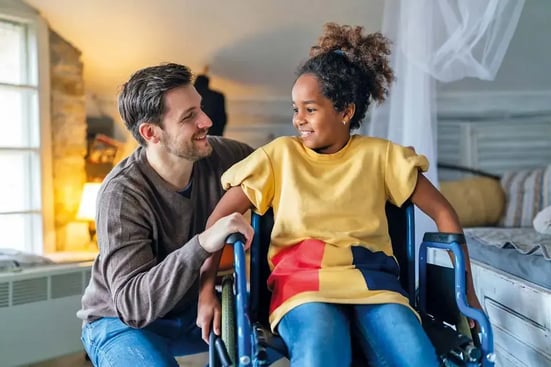 Persoonlijke-begeleiding-kind-in-rolstoel
