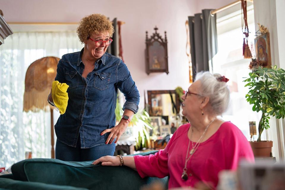 praatje-schoonmaak-hulp-en-vrouw